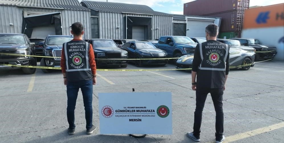 Konteynerlerden çıkan lüks araçlar Mersin Limanı