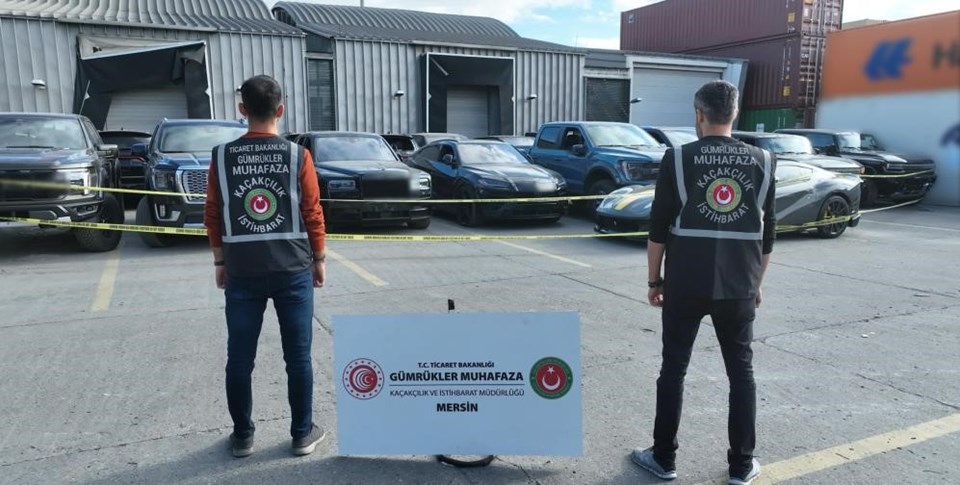 "Halı var" denilen konteynerlerden milyonluk lüks araçlar çıktı - 1