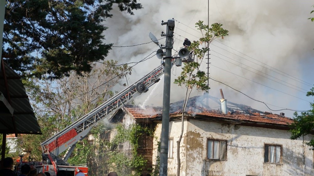 Burdur'da depo yangını: Alevler evlere sıçradı - 3