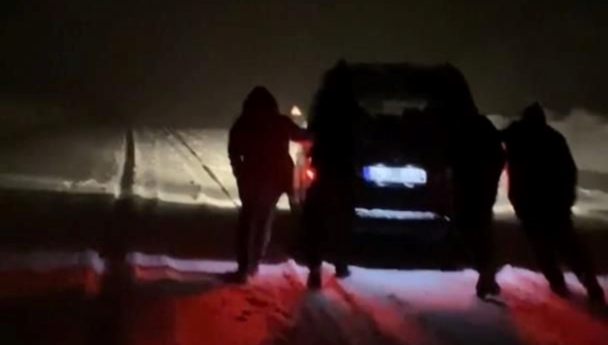 Bitlis'te yoğun kar nedeniyle araçlar mahsur kaldı Bitlis'te yoğun kar nedeniyle araçlar mahsur kaldı