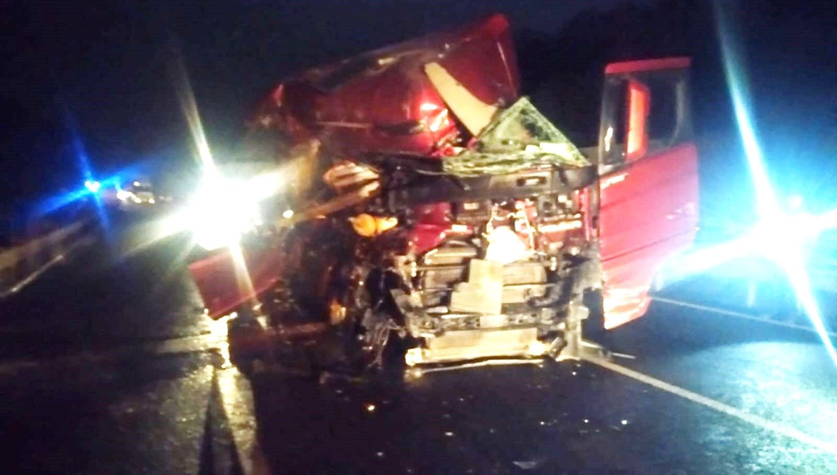 Süt yüklü tanker ile TIR çarpıştı: 3 yaralı