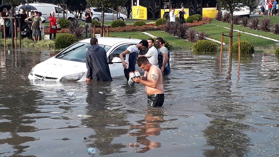 İstanbul'u sağanak ve dolu vurdu! - 2