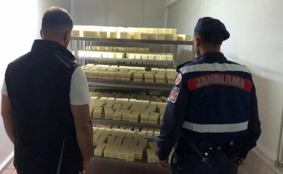 Sakarya'da merdiven altı tesise baskın: 1,5 milyonluk sahte kaşar ele geçirildi - 1