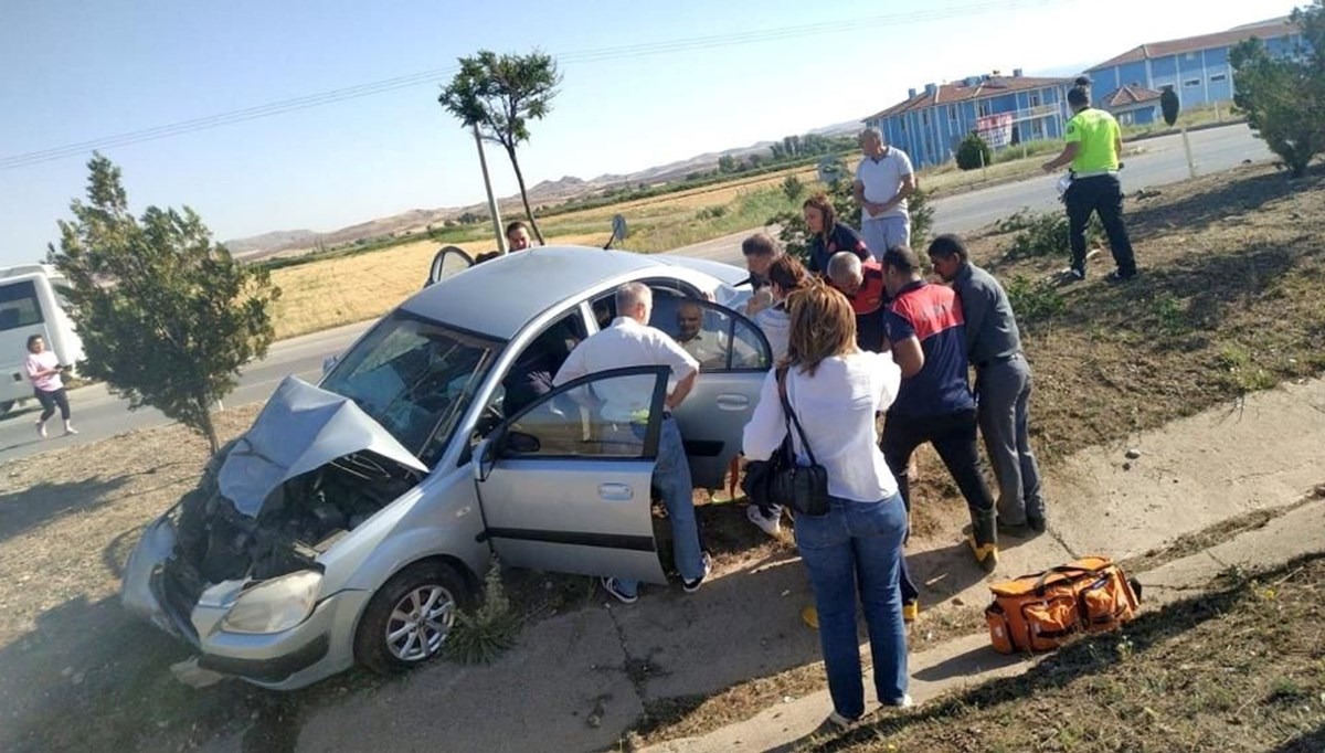 Çorum'da 2 otomobil çarpıştı: 5 yaralı