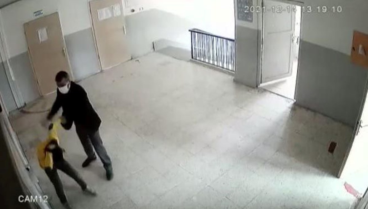 Öğrencisini döven öğretmen için yeni iddia: Masa altına sokup çoraplarını koklatırdı