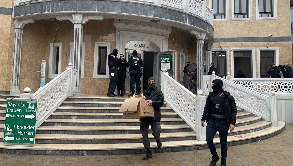 SON DAKİKA HABERİ: Almanya'daki camiye polis baskına Ankara'dan tepki