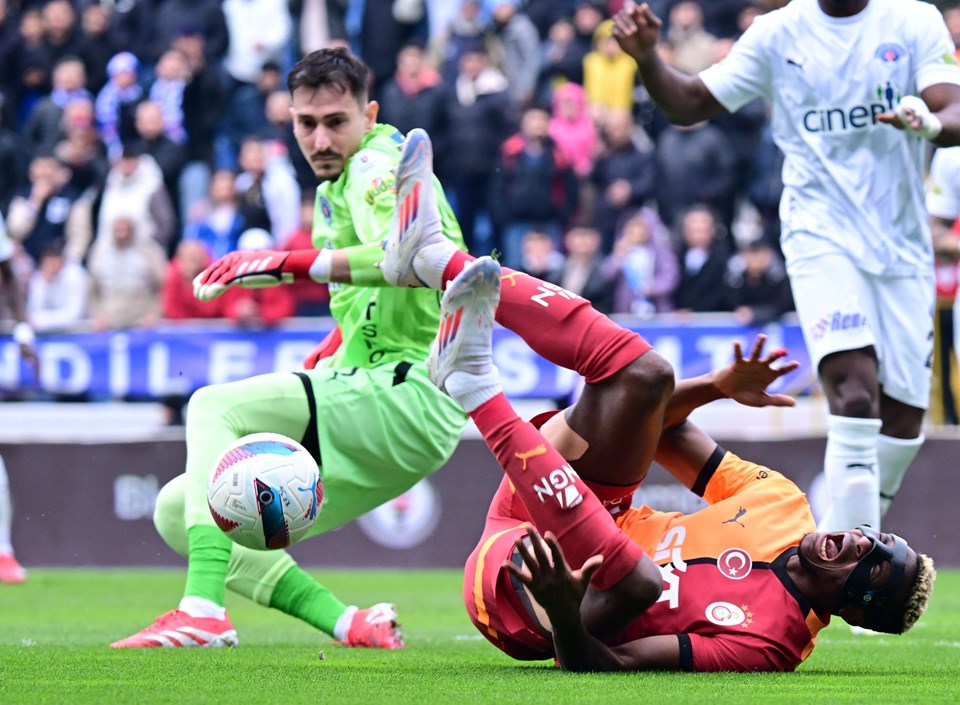 Kasımpaşa - Galatasaray maçındaki o pozisyon için Trio ekibi de fikir ayrılığına düştü: Penaltı var mı? - 1