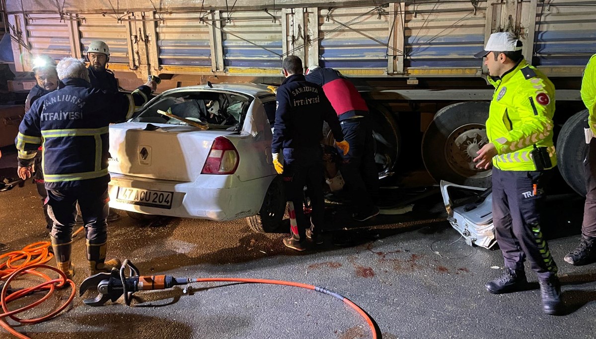 Şanlıurfa'da otomobil TIR ile çarpıştı: 3 ölü, 2 yaralı Şanlıurfa'da otomobil TIR ile çarpıştı: 3 ölü, 2 yaralı
