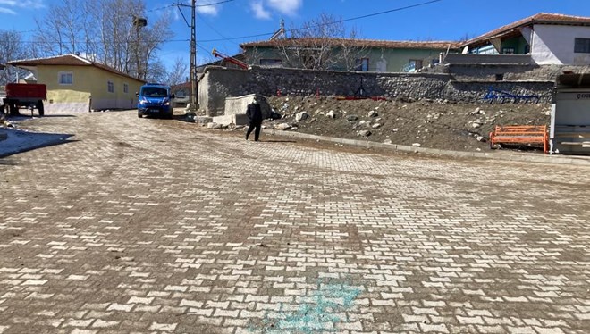 �orum'da eski muhtar, o�luyla kavga eden iki ��renciyi serviste �ld�rd�