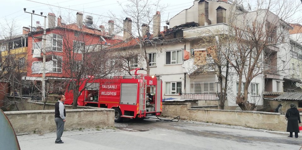 Gözleme yaparken evin çatısını yaktı - 1