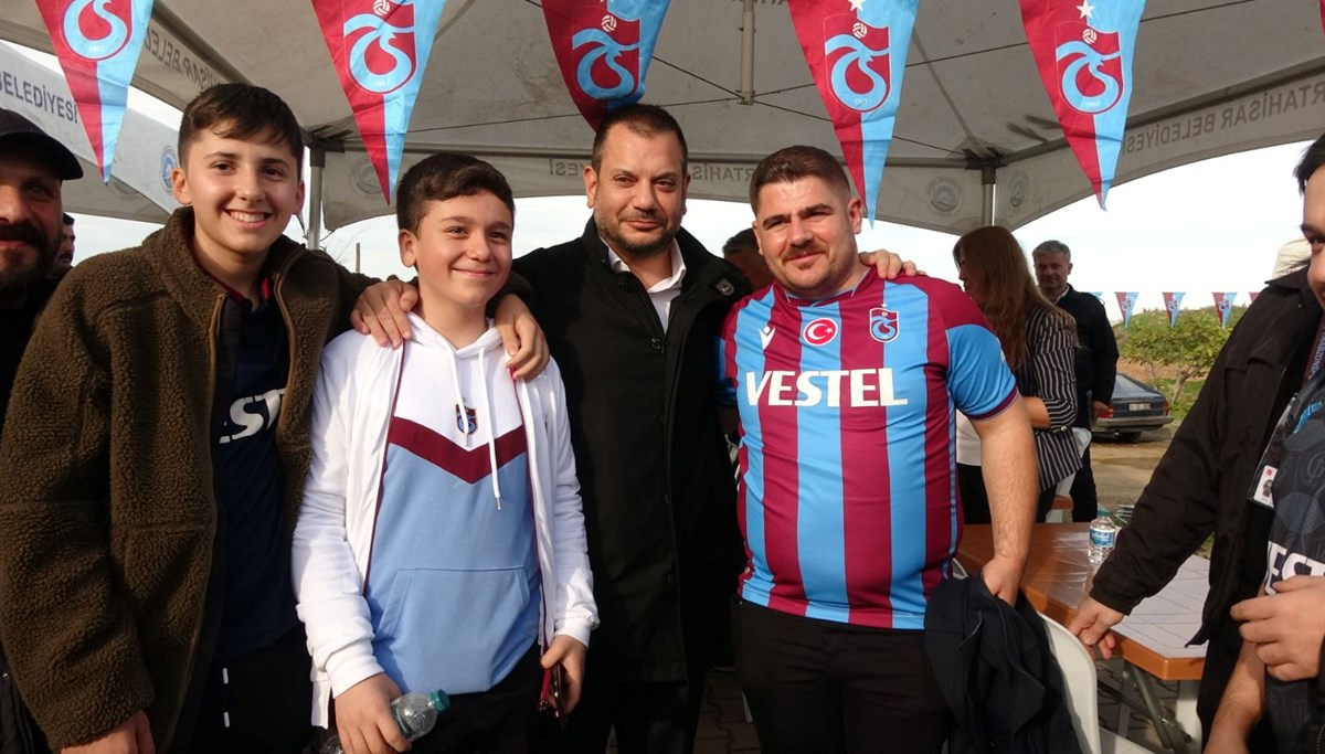 Trabzonspor Başkanı Ertuğrul Doğan, taraftarlara hamsi ikram etti