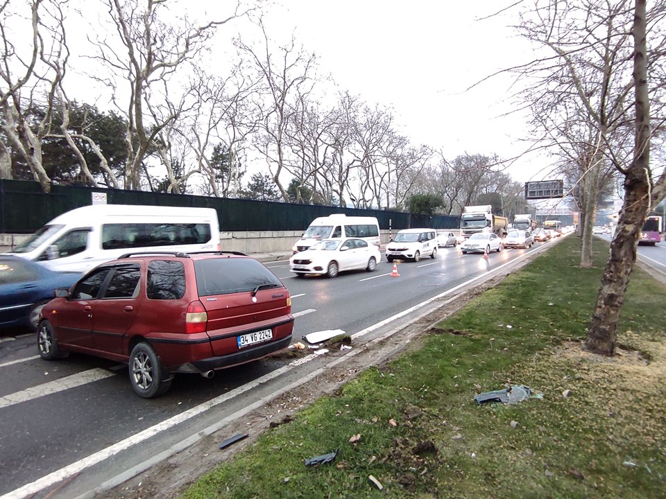 İstanbul'da trafiği kilitleyen kaza - 1