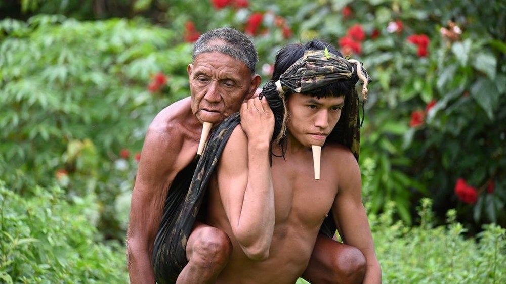 Amazon'da 6 saatlik aşı yolculuğu: Babasını sırtında taşıdı - 1