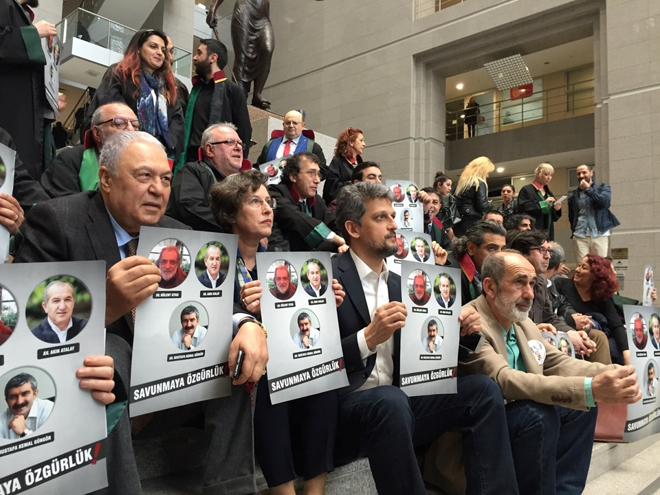 İstanbul Adalet Sarayı'nda eylem yapan avukatlara müdahale - 1