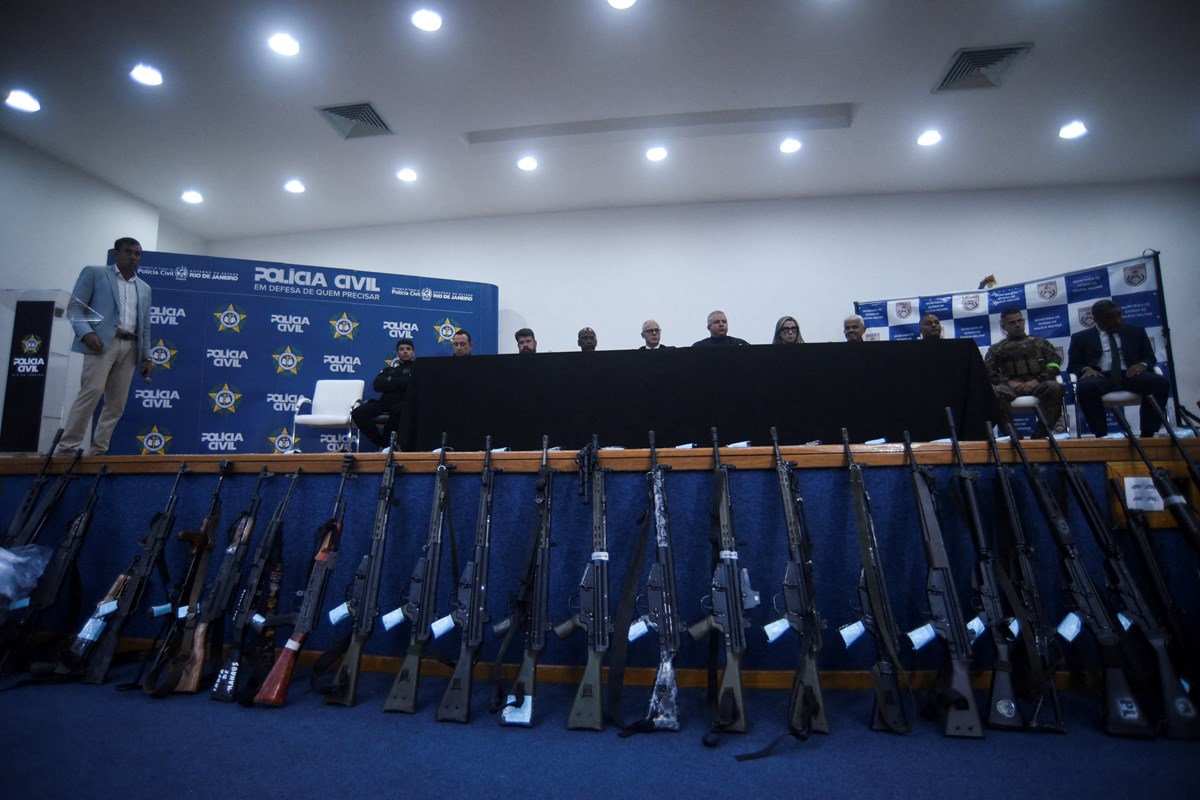 Ele geçirilen silahlardan bazıları basın mensuplarına gösterildi.