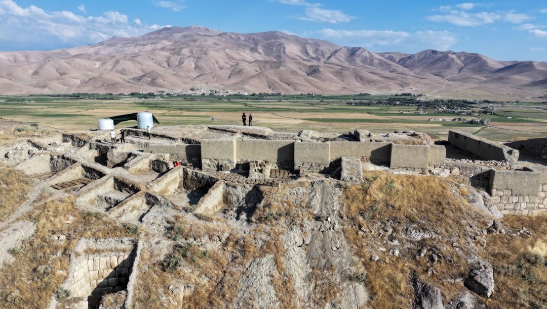 Çavuştepe Kalesi'nde dış surlara açılan yeni bir koridor bulundu