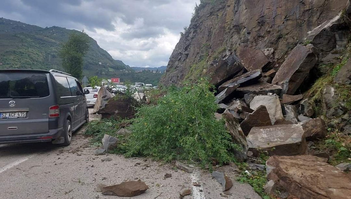 Ordu’da heyelan: Yol trafiğe kapandı