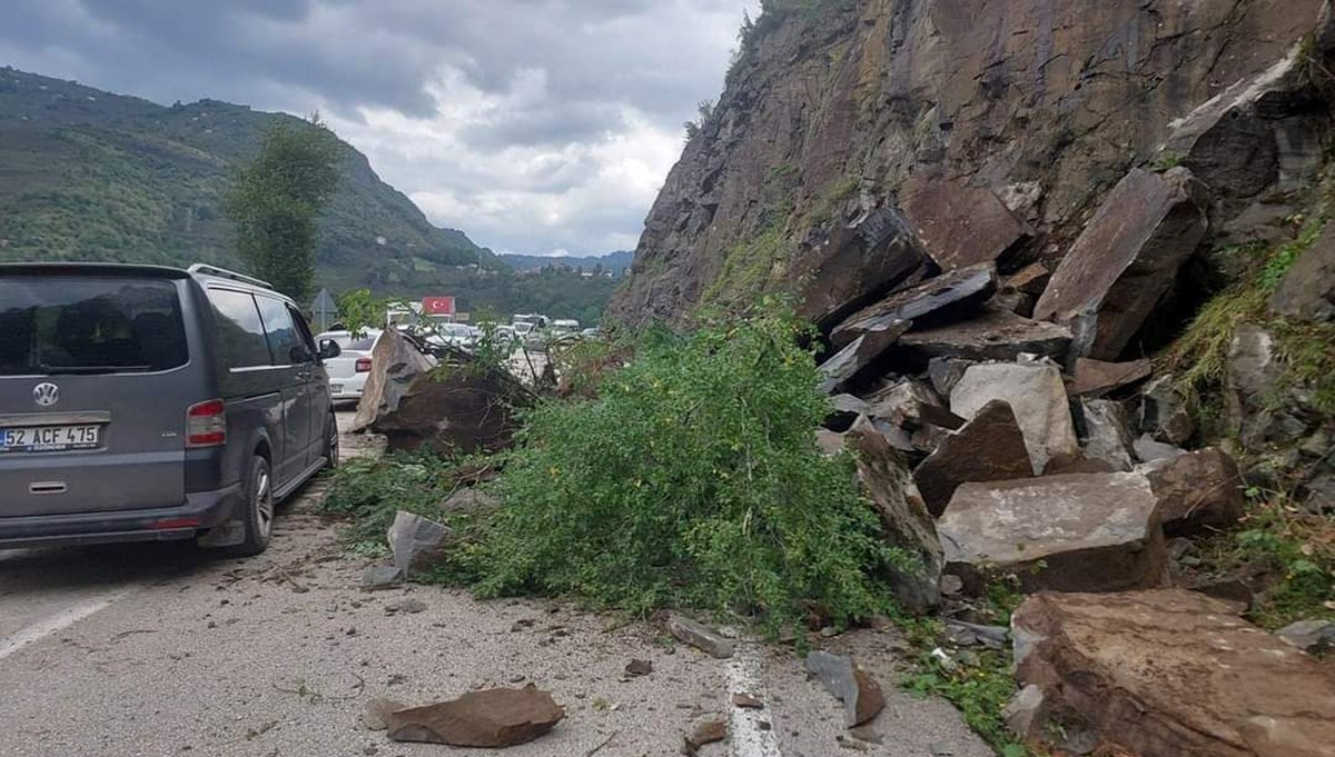 Ordu’da heyelan: Yol trafiğe kapandı Ordu’da heyelan: Yol trafiğe kapandı