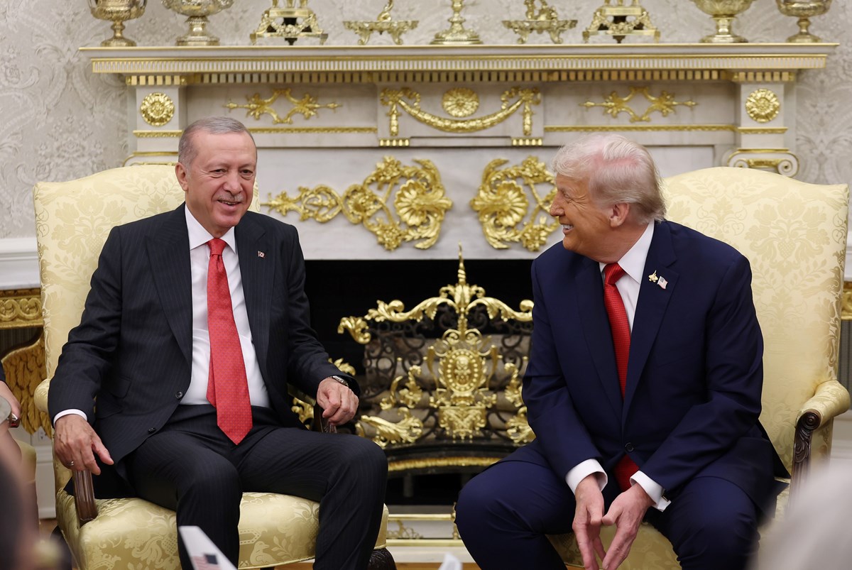 Erdoğan, dün Trump tarafından Beyaz Saray’da resmi törenle karşılandı. Makam aracından inişinde ABD Başkanı Trump ile tokalaşarak gazetecileri selamlayan Erdoğan, daha sonra Trump