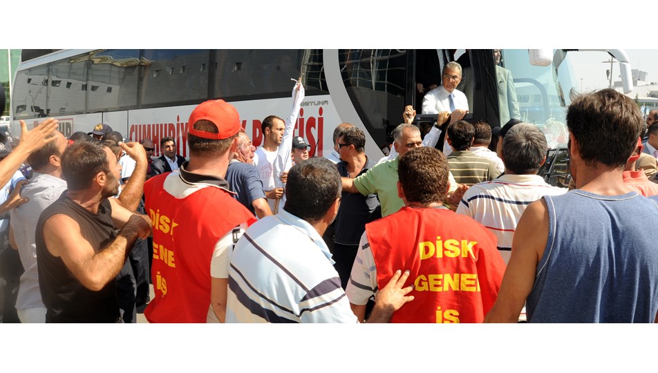 İşçilerden Baykal'a pet şişeli protesto