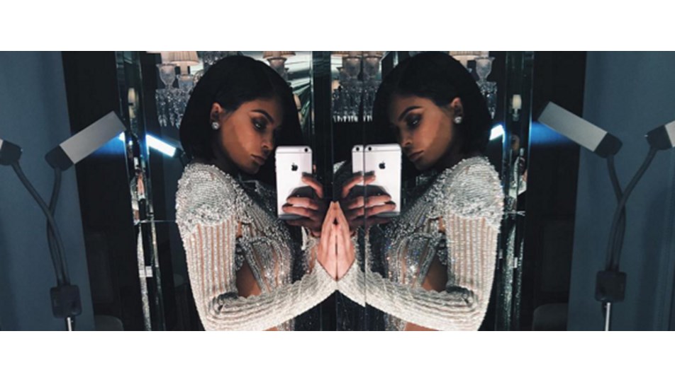Kylie Jenner’ın metalik elbisesi başına dert oldu