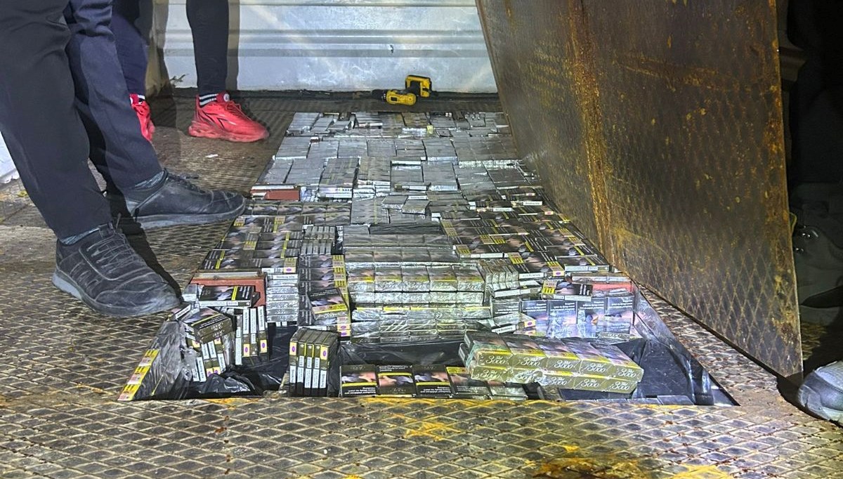 9 bin 700 paket kaçak sigara ele geçirildi 9 bin 700 paket kaçak sigara ele geçirildi
