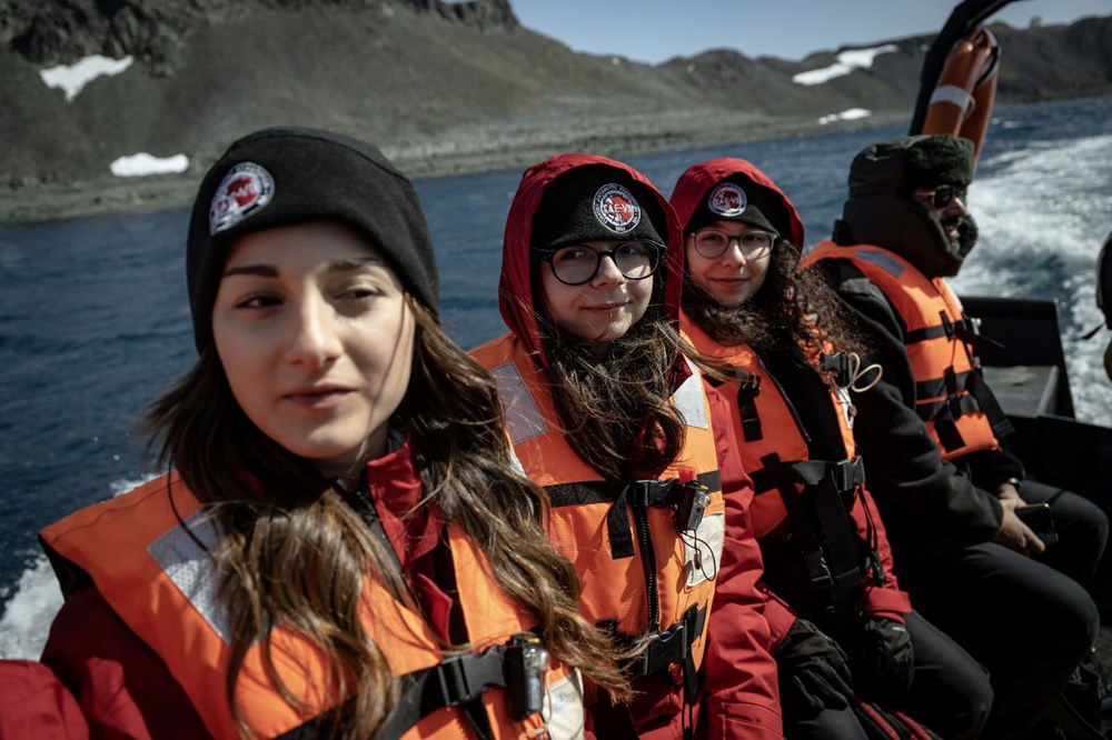 8. sefere TÜBİTAK Lise Öğrencileri Kutup Araştırma Projeleri Yarışmasını kazanan lise öğrencileri de katılıyor. 3 öğrencinin giyilebilir teknolojiden ürettiği mont, Antarktika koşullarında bilim insanlarının üzerinde denenecek.