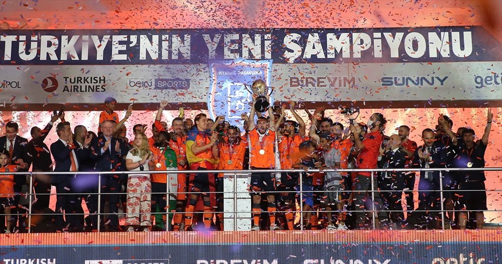 Medipol Başakşehir, şampiyonluk kupasını kaldırdı - 2