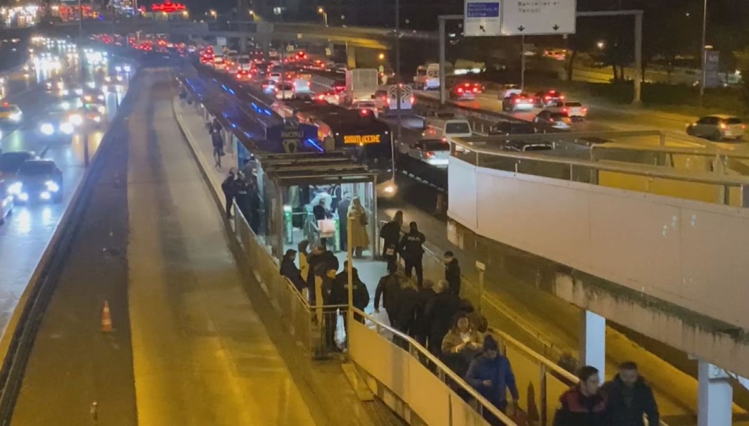 Metrobüste korku dolu anlar: Tabanca ile rastgele ateş etti