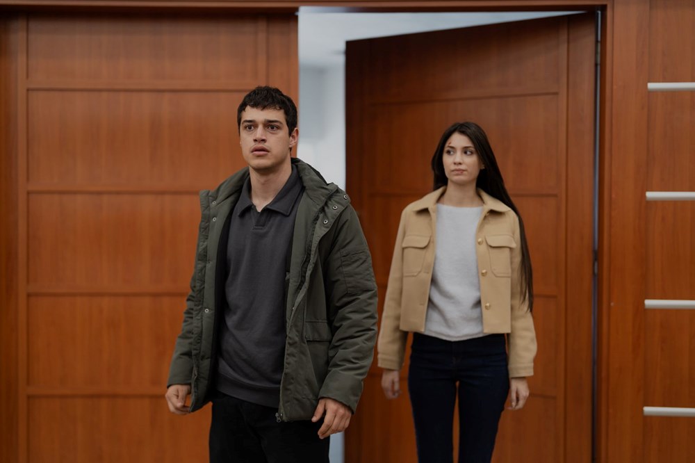 Sahipsizler 16. Bölüm: Azize ve Devran Arasındaki Gerilim Yükseliyor! 74 knnmgRZqpU2EeLkcvBwTiA