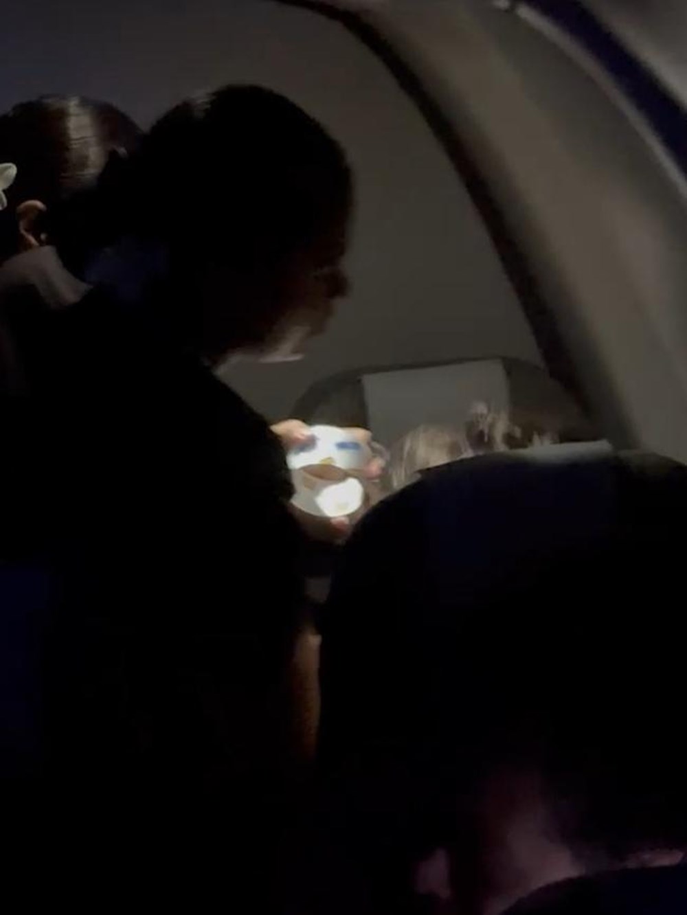 Uçakta skandal olay! Sinir krizi geçiren yolcunun ağzını bantladılar - 2