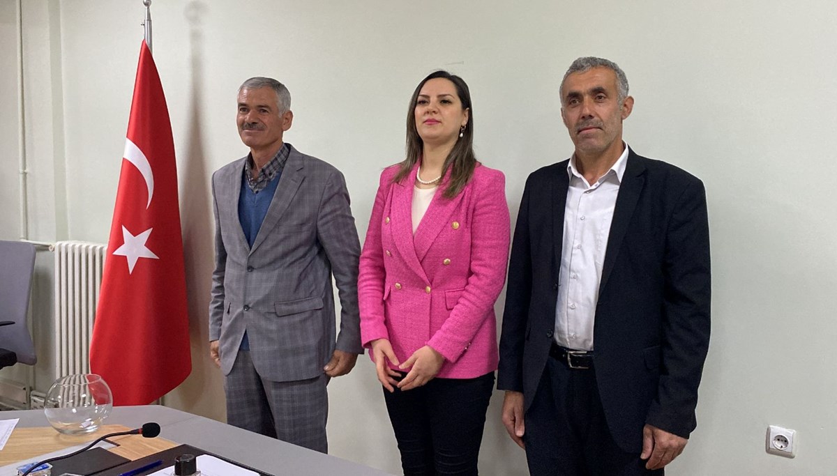 Midyat’ta 2 adayın eşit oy aldığı sandıkta, muhtar kura ile belirlendi Midyat’ta 2 adayın eşit oy aldığı sandıkta, muhtar kura ile belirlendi