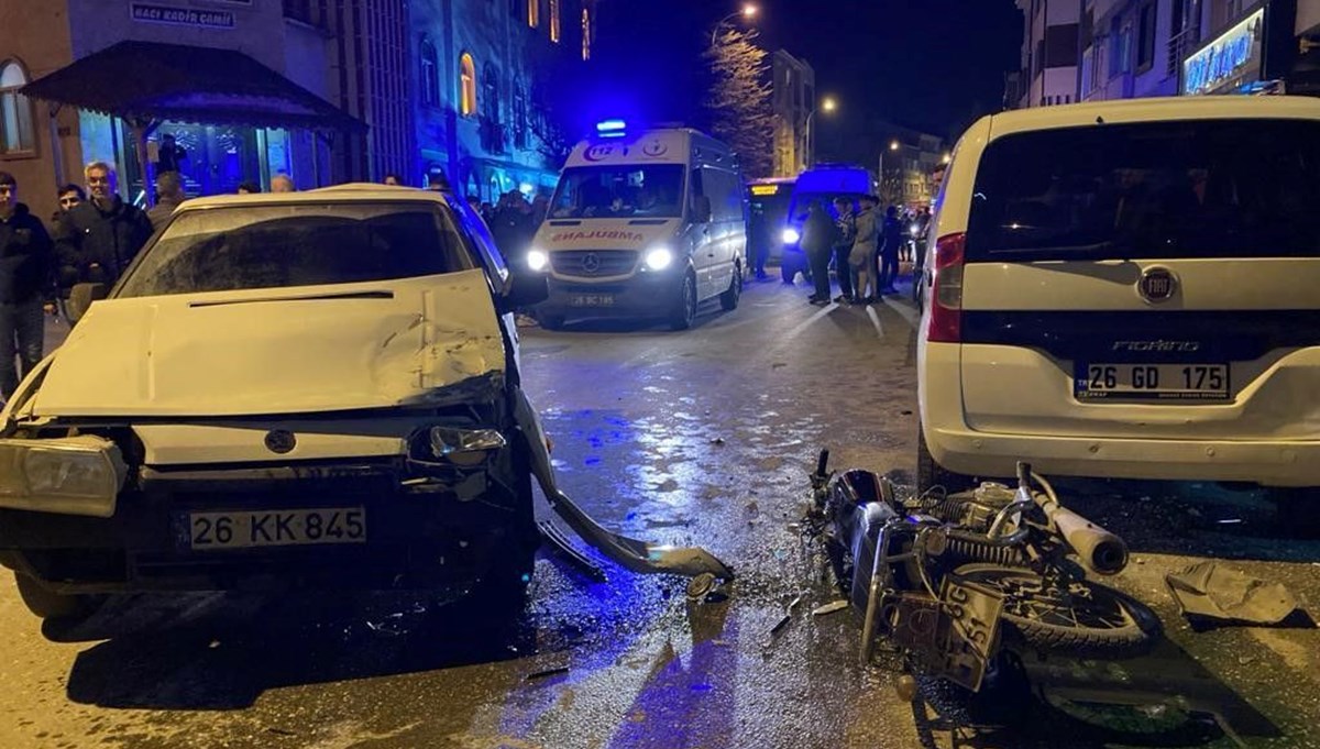 Dönüş yapmaya çalışırken kaza yaptı Dönüş yapmaya çalışırken kaza yaptı