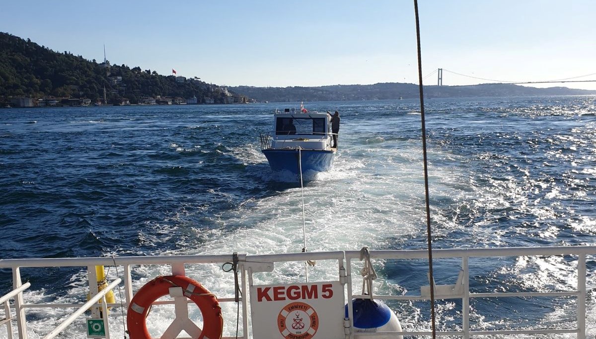 Üsküdar açıklarında sürüklenen tekne kurtarıldı Üsküdar açıklarında sürüklenen tekne kurtarıldı