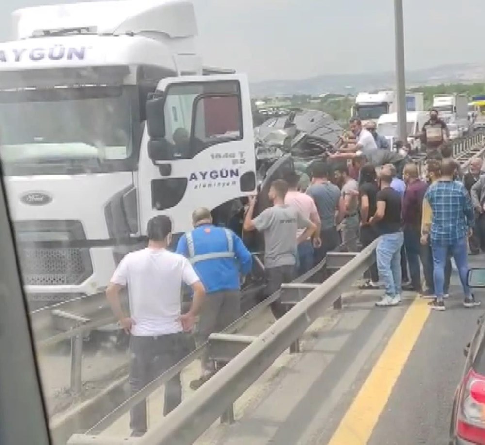 TEM'de feci kaza: TIR ile bariyer arasında sıkıştı - 4