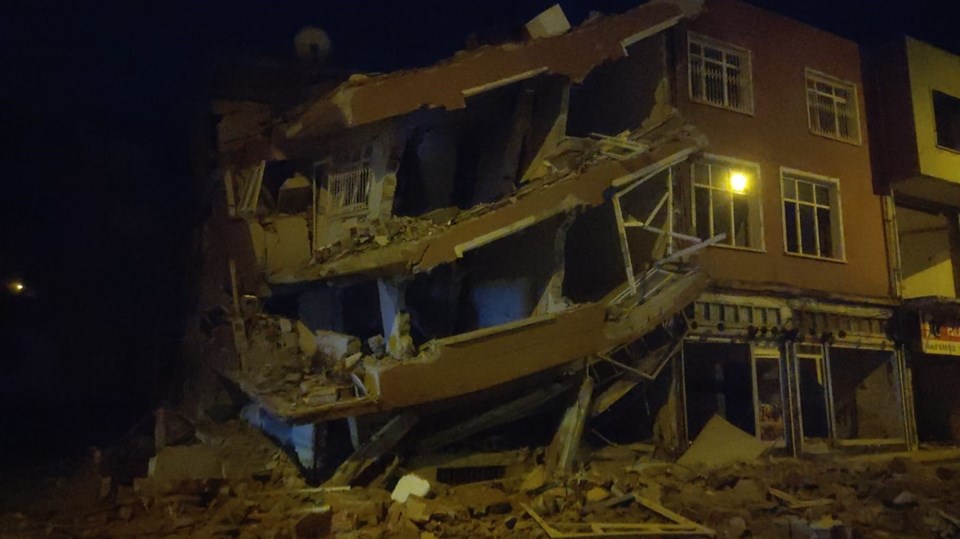 Hatay'da depremde zarar gören bina çöktü - 1