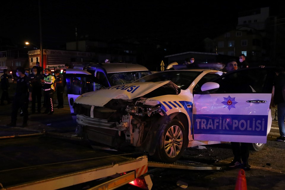 Alkollü sürücü trafik denetim noktasına daldı: 1’i polis memuru 3 yaralı - 1