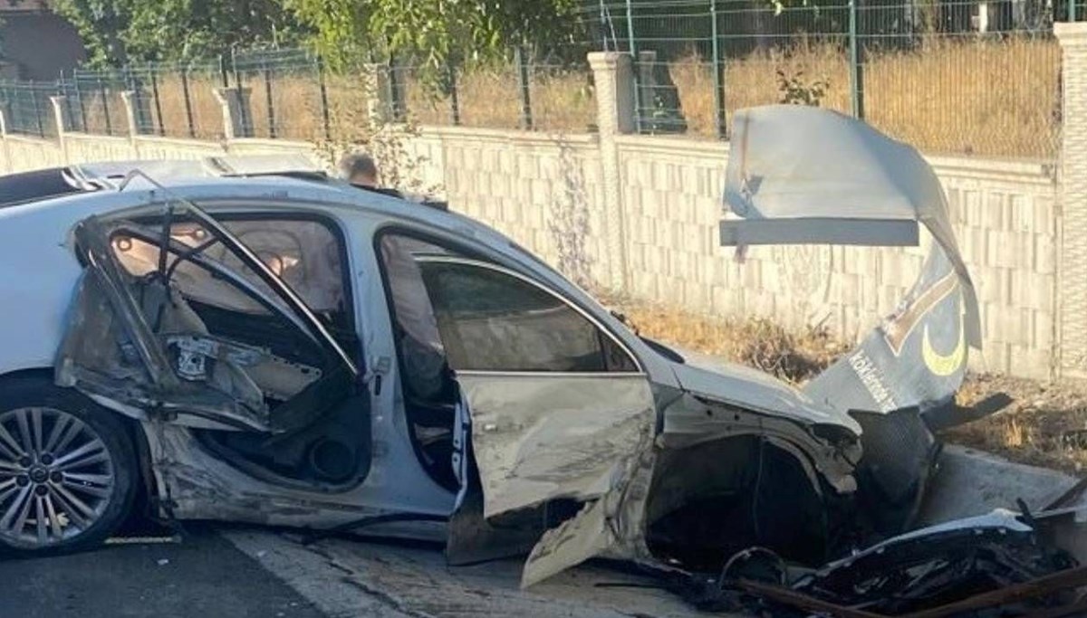 Otomobil ile tanker çarpıştı