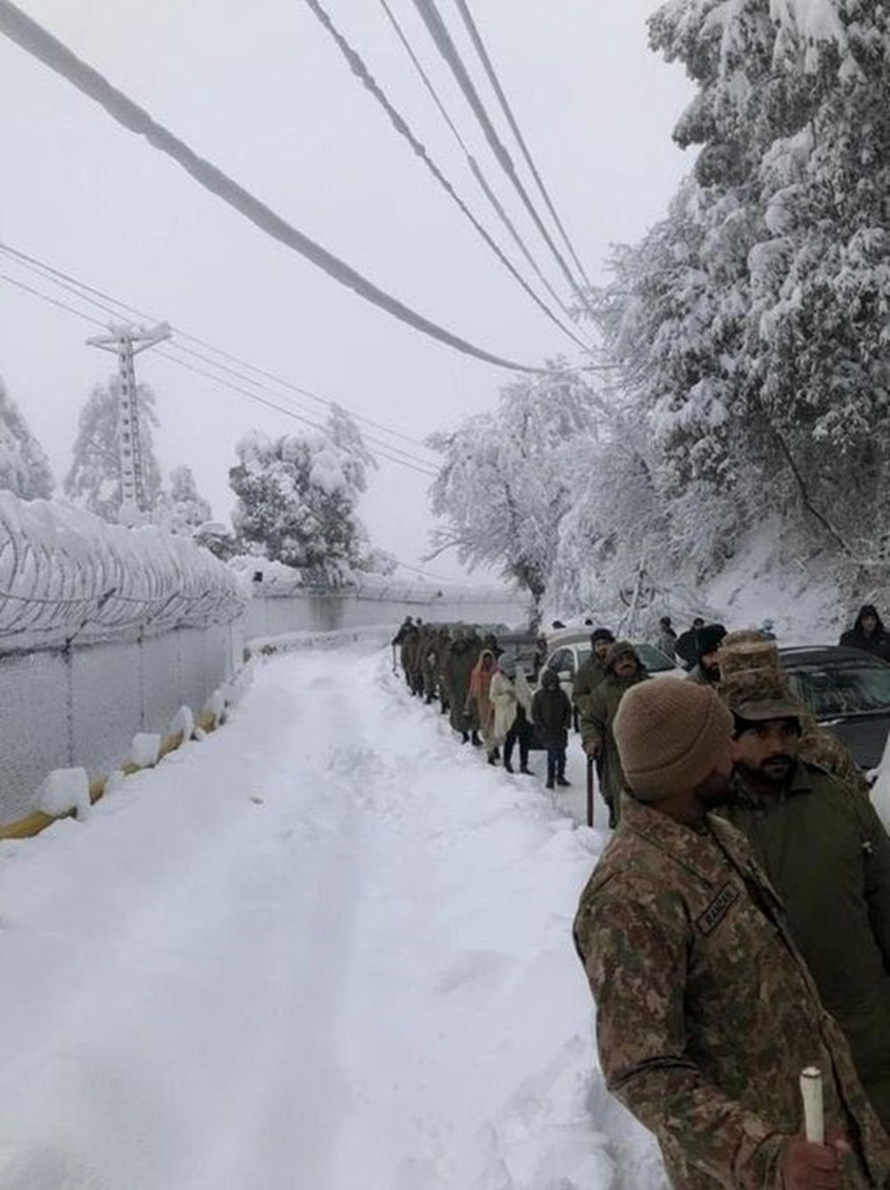 Pakistan'da yoğun kar yağışı: Araçlarında mahsur kalan 21 kişi öldü - 3