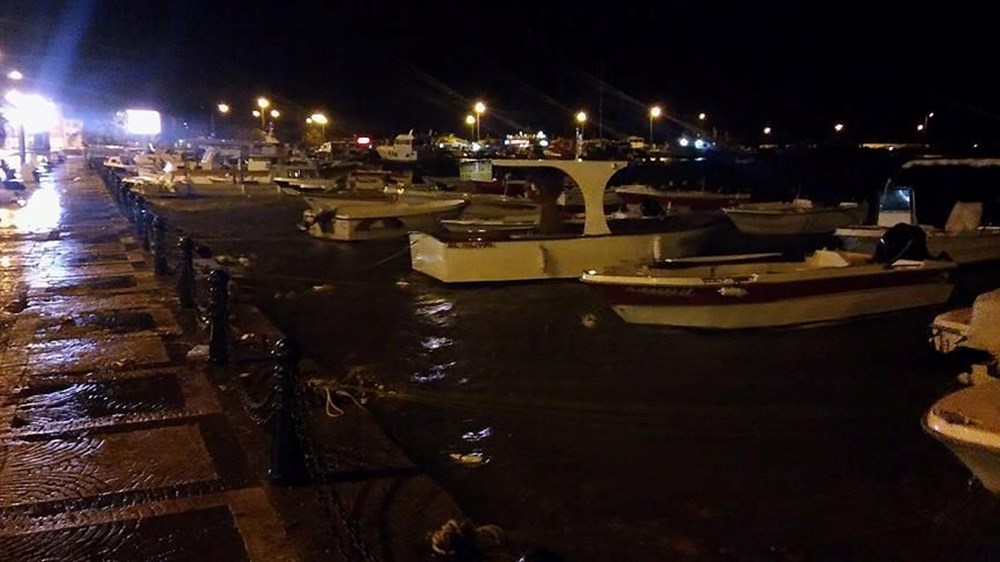 Sağanak ve fırtına hayatı olumsuz etkiledi: Deniz taştı, sirenler çaldı - 1