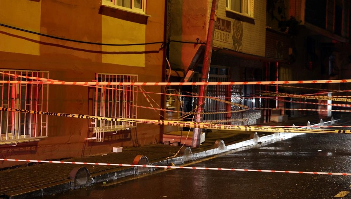 Bağcılar'da kaldırım çöktü: İki bina boşaltıldı