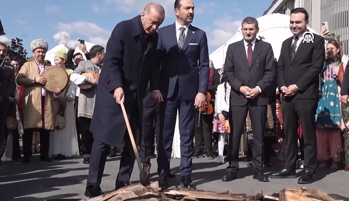 Cumhurbaşkanı Erdoğan konuşması öncesi nevruz ateşini yaktı.