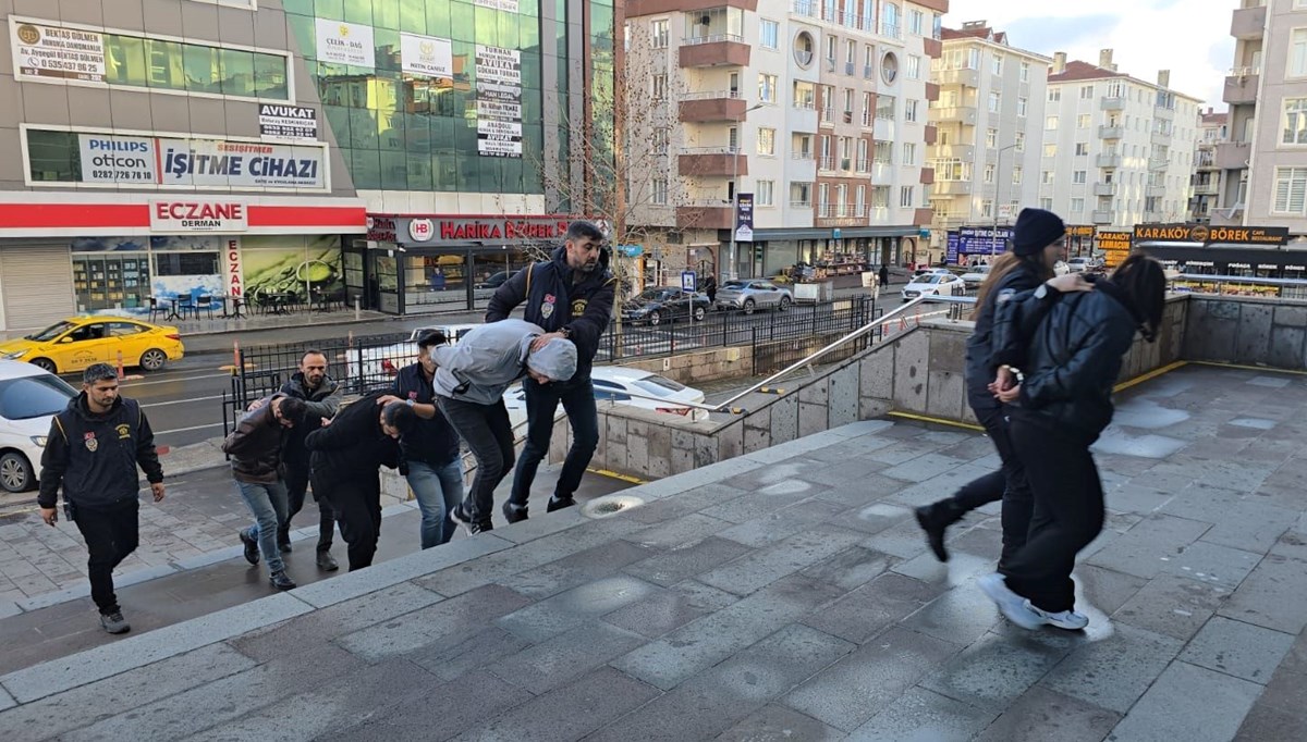 Kuyumcuya sahte altın satan şüpheliler tutuklandı Kuyumcuya sahte altın satan şüpheliler tutuklandı
