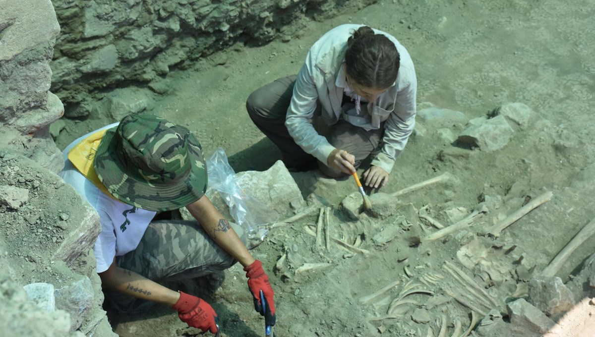 İzmir Ayasuluk kazılarında yeni iskeletler bulundu: Bizans dönemine ait, üst üste gömülmüş