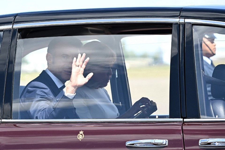 Macron çiftinde bir kriz daha: Elini uzattı, eşi görmezden geldi - 1