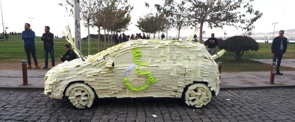 Engelli geçişini kapatan arabayı post-it ile kapladılar