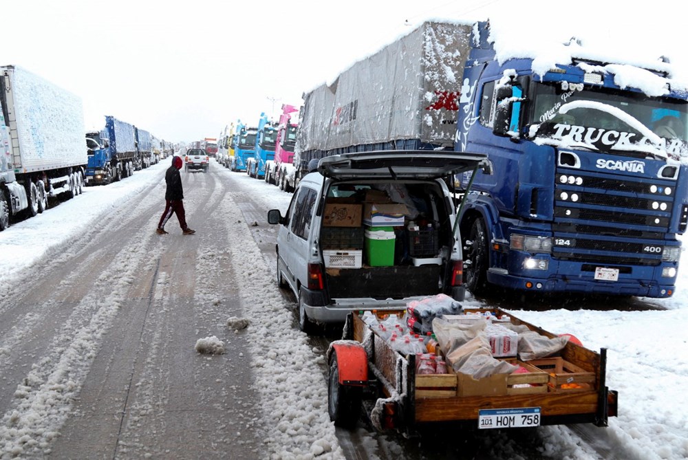 Kar fırtınası esareti: Binlerce araç sınırda mahsur kaldı - 2