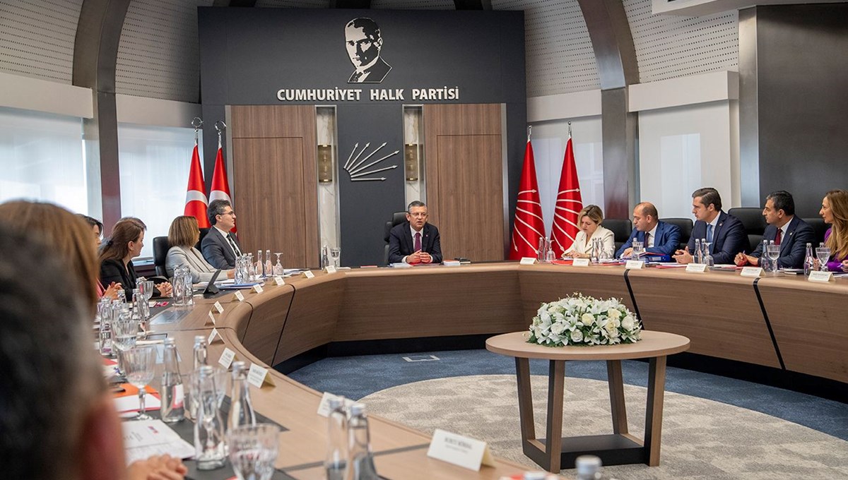 CHP’nin yeni MYK’sından ilk toplantı | Parti Sözcüsü Deniz Yücel’den yerel seçimlerde ittifak açıklaması CHP’nin yeni MYK’sından ilk toplantı | Parti Sözcüsü Deniz Yücel’den yerel seçimlerde ittifak açıklaması