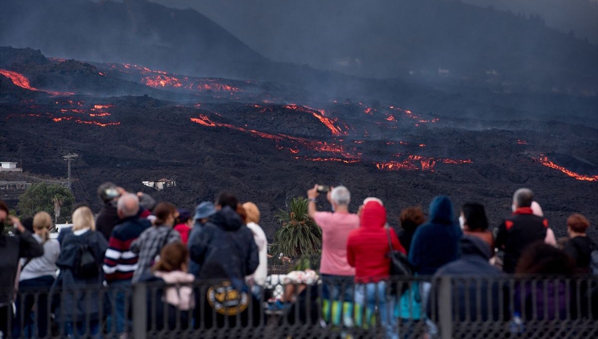 La Palma Adası'nda volkandan çıkan lavlar 2 binden fazla binayı kül etti