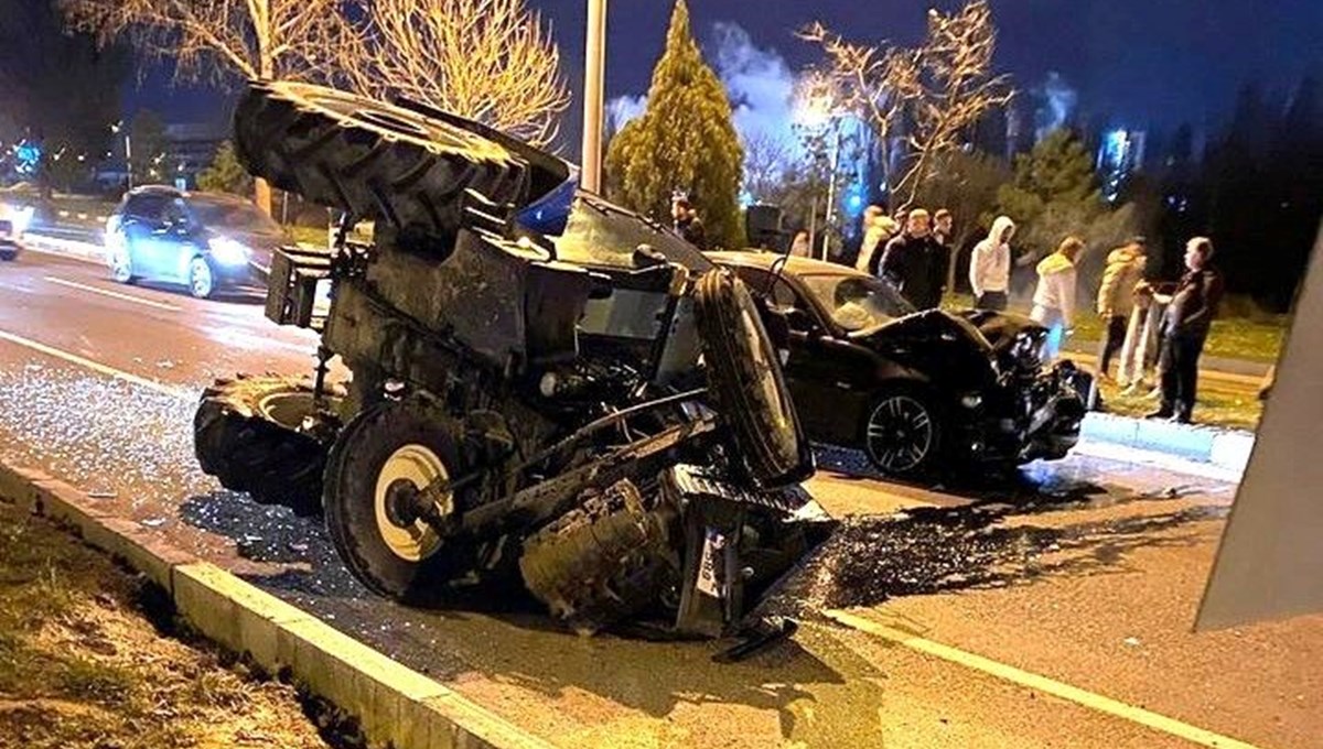 Kütahya'da otomobil ile traktör çarpıştı: 3 yaralı